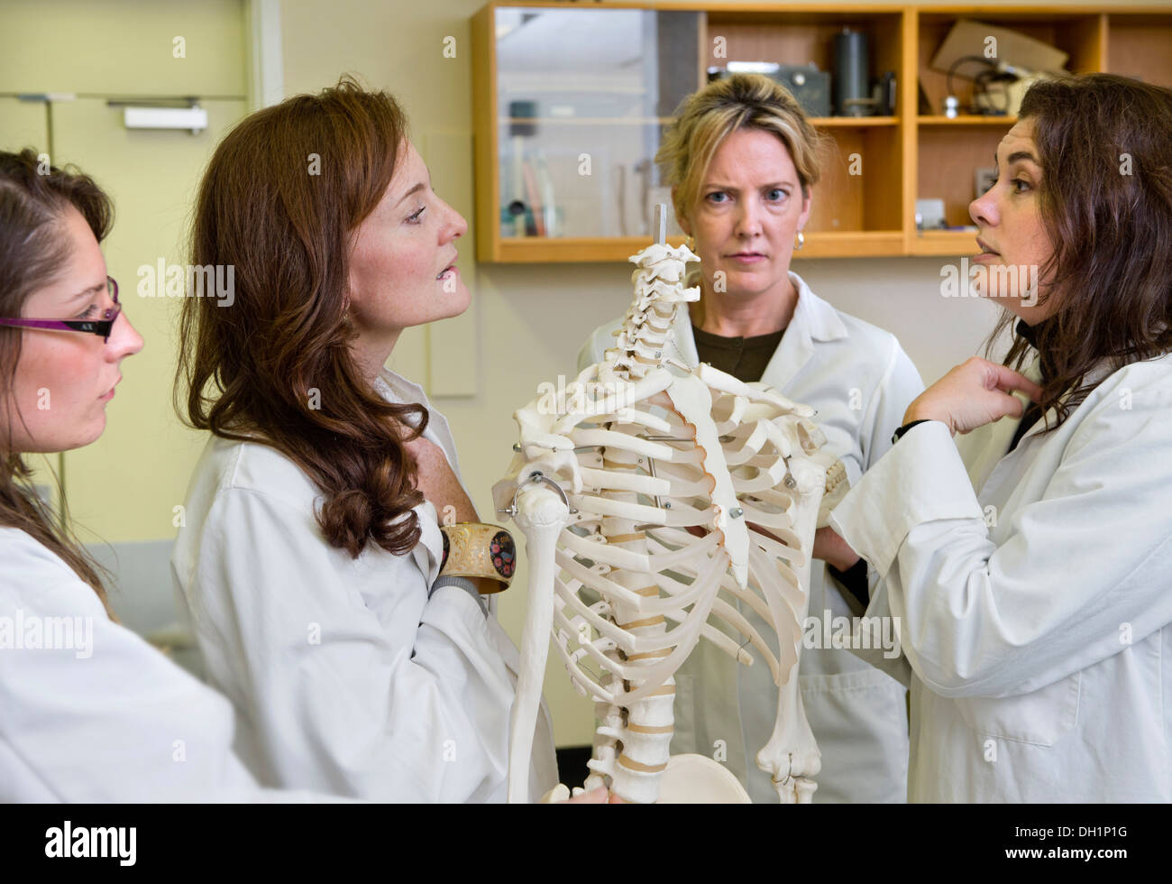 Students learn about bone identification with Forensic Anthropologist Dr Anna Williams (right) at the Forensic Institute of Cran Stock Photo