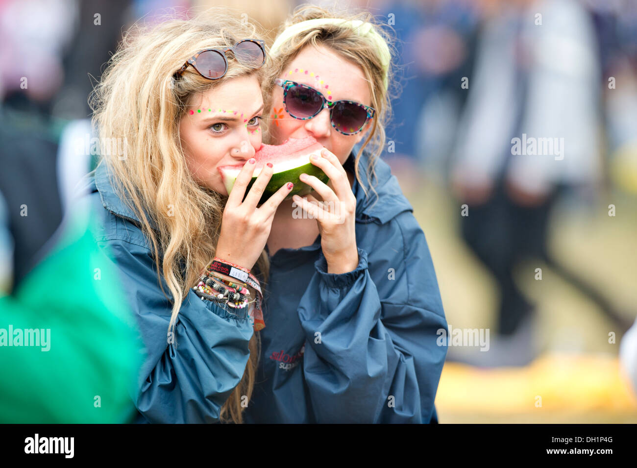 The Reading Festival - three girls sharing a slice of melon UK 2013 Stock Photo