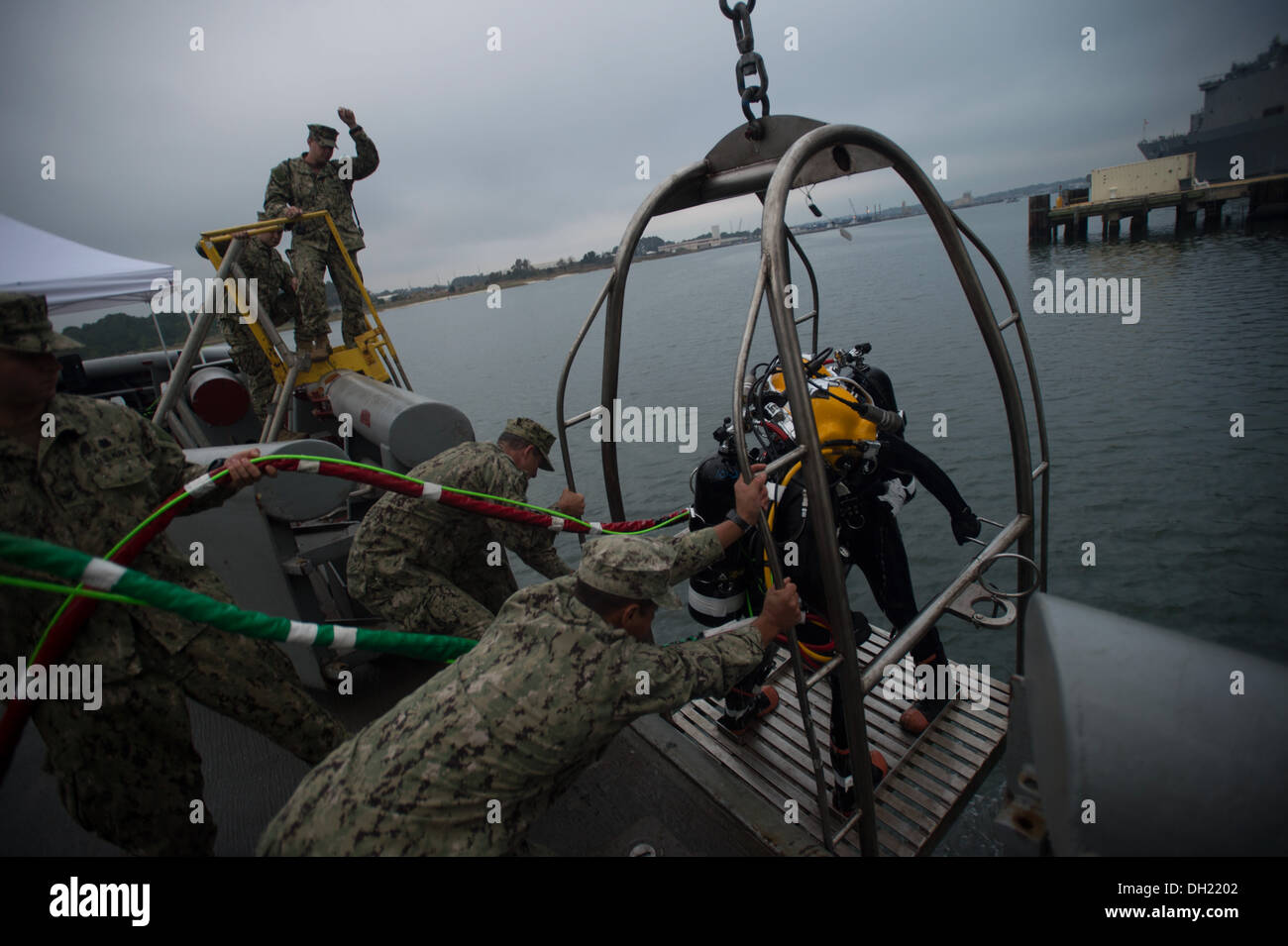 VIRGINIA BEACH, Va. (Oct. 23, 2013) Sailors from Mobile Diving and