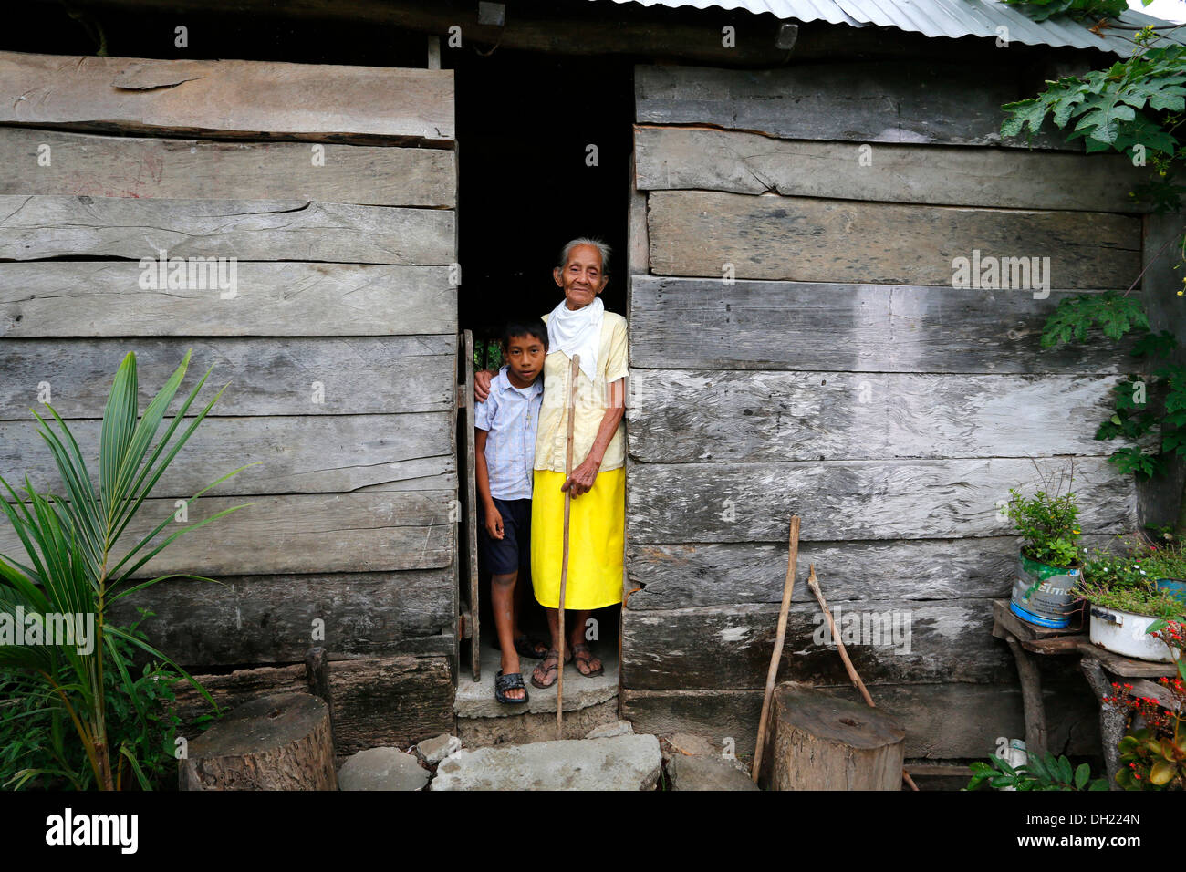 Girl and elderly woman standing at the entrance of her hut in a poor village, Chanero Rio, Provinz Jonuta, Tabasco, Mexico Stock Photo