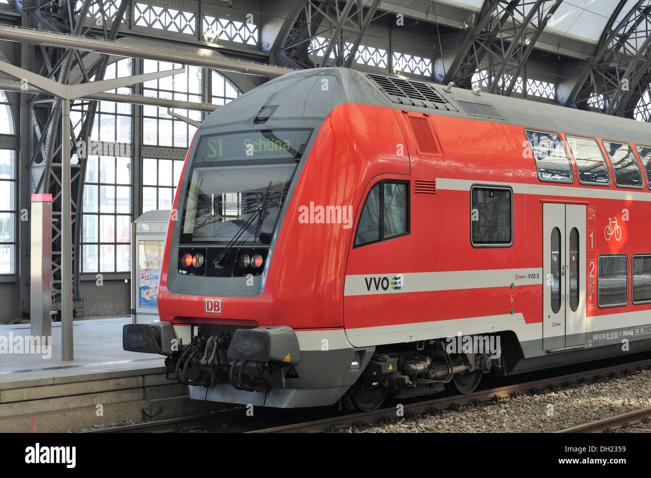 Train in Dresden's central station, Dresden, Saxony Stock Photo Alamy