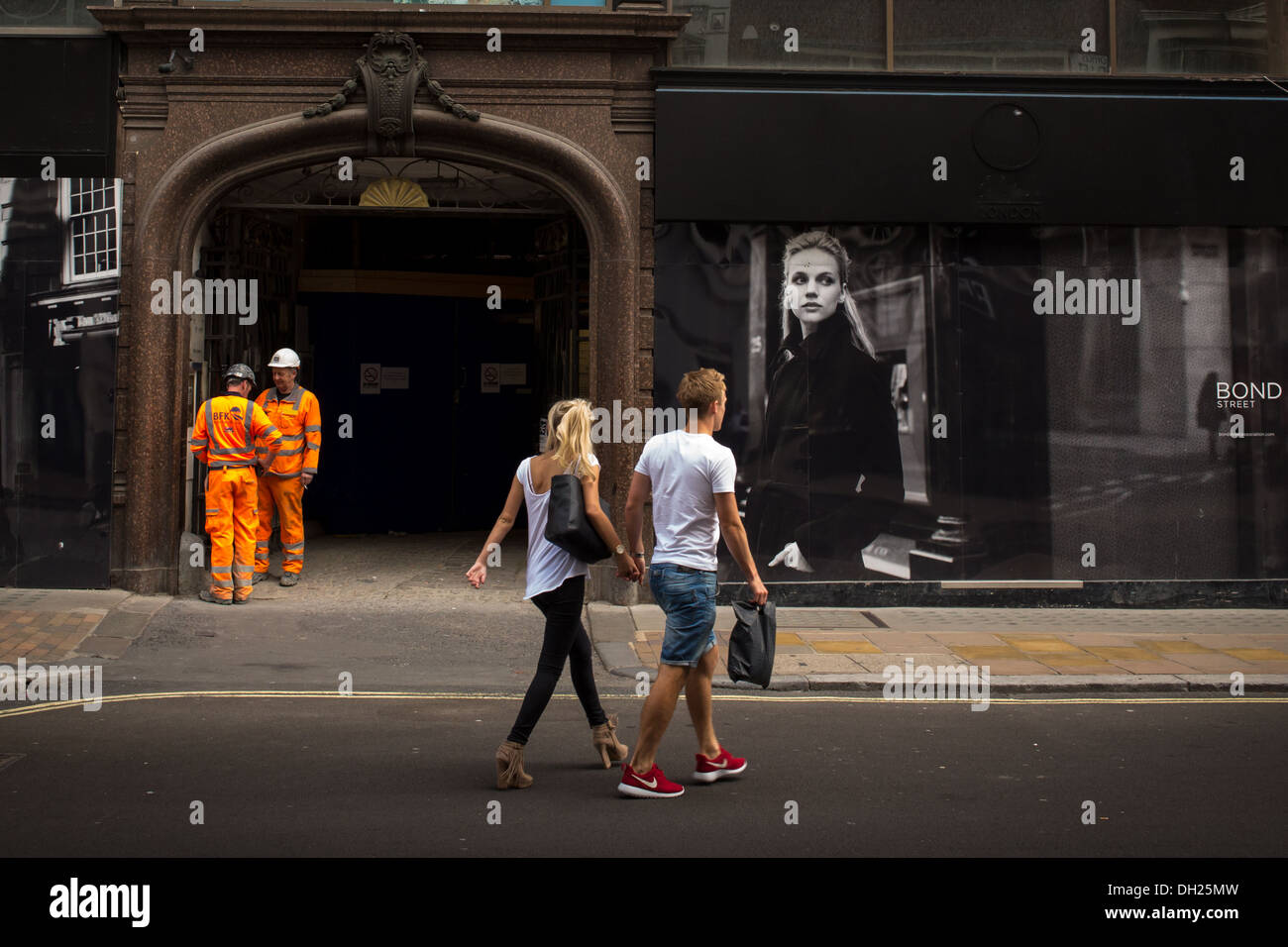 Woman hi vis hi-res stock photography and images - Alamy