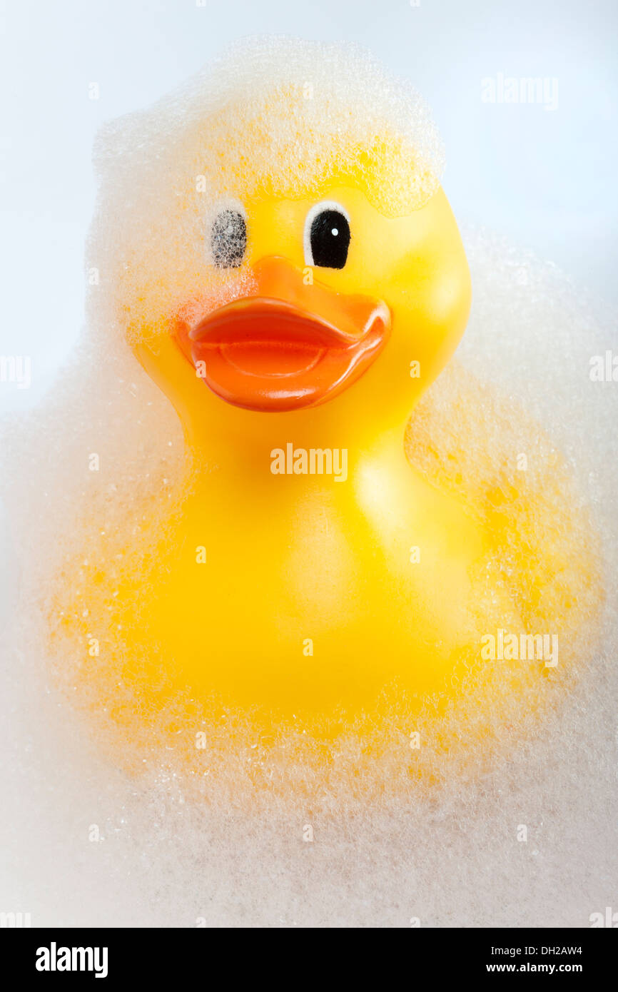 Seamless pattern with bath accessories - shampoo, rubber duck