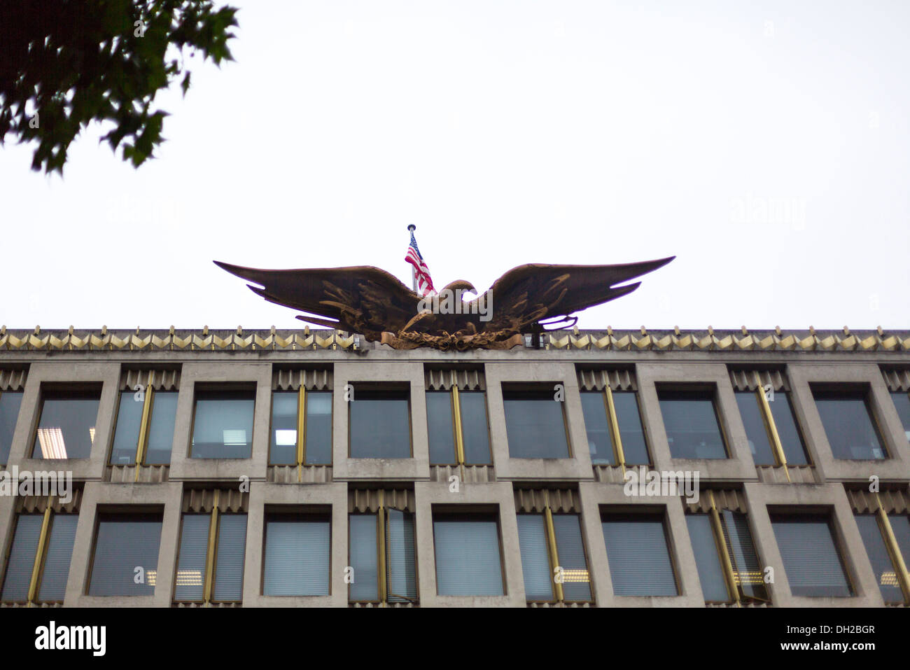 Flag and eagle fly above the US Embassy, Grosvenor Square, London. Stock Photo