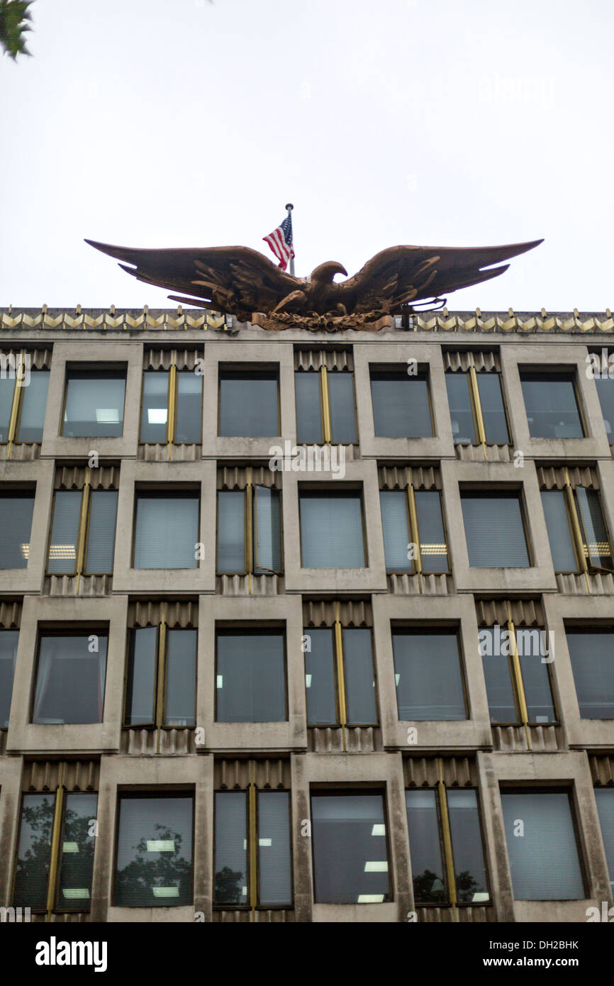 Flag and eagle fly above the US Embassy, Grosvenor Square, London. Stock Photo