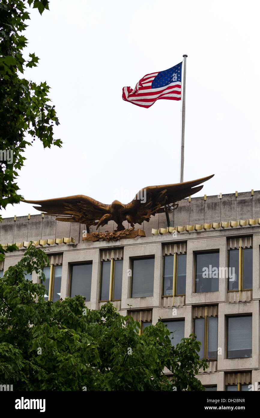 Flag and eagle fly above the US Embassy, Grosvenor Square, London. Stock Photo