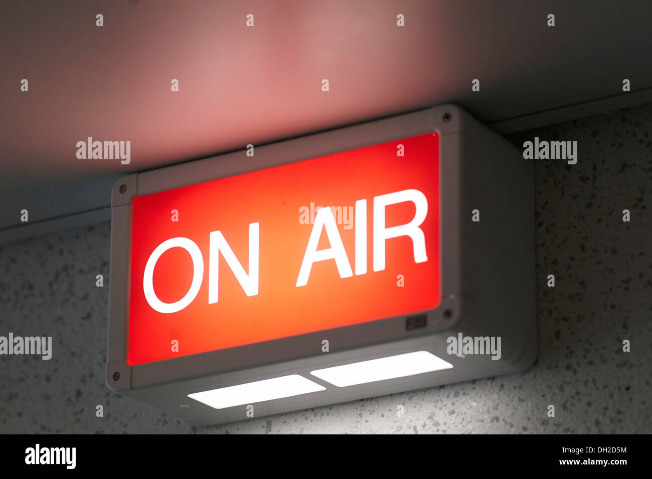 On Air Sign Stock Photo - Download Image Now - Mid-Air, Radio, Recording  Studio - iStock