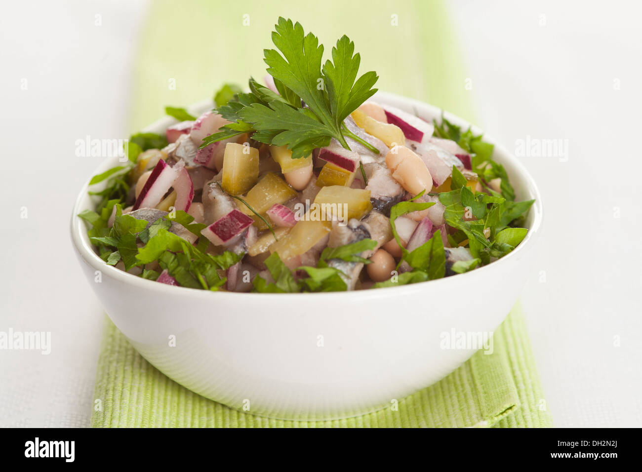 селёдка с горошком и луком. салат из свеклы с селедкой и зеленым горошком. салат с селёдкой и зелёным горошком и луком. салат с селёдкой и зелёным горошком и луком. селедка с зеленым горошком.