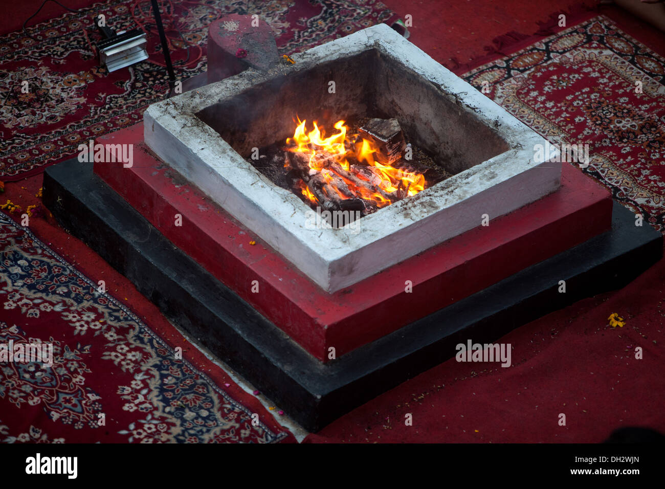Havan kund hi-res stock photography and images - Alamy