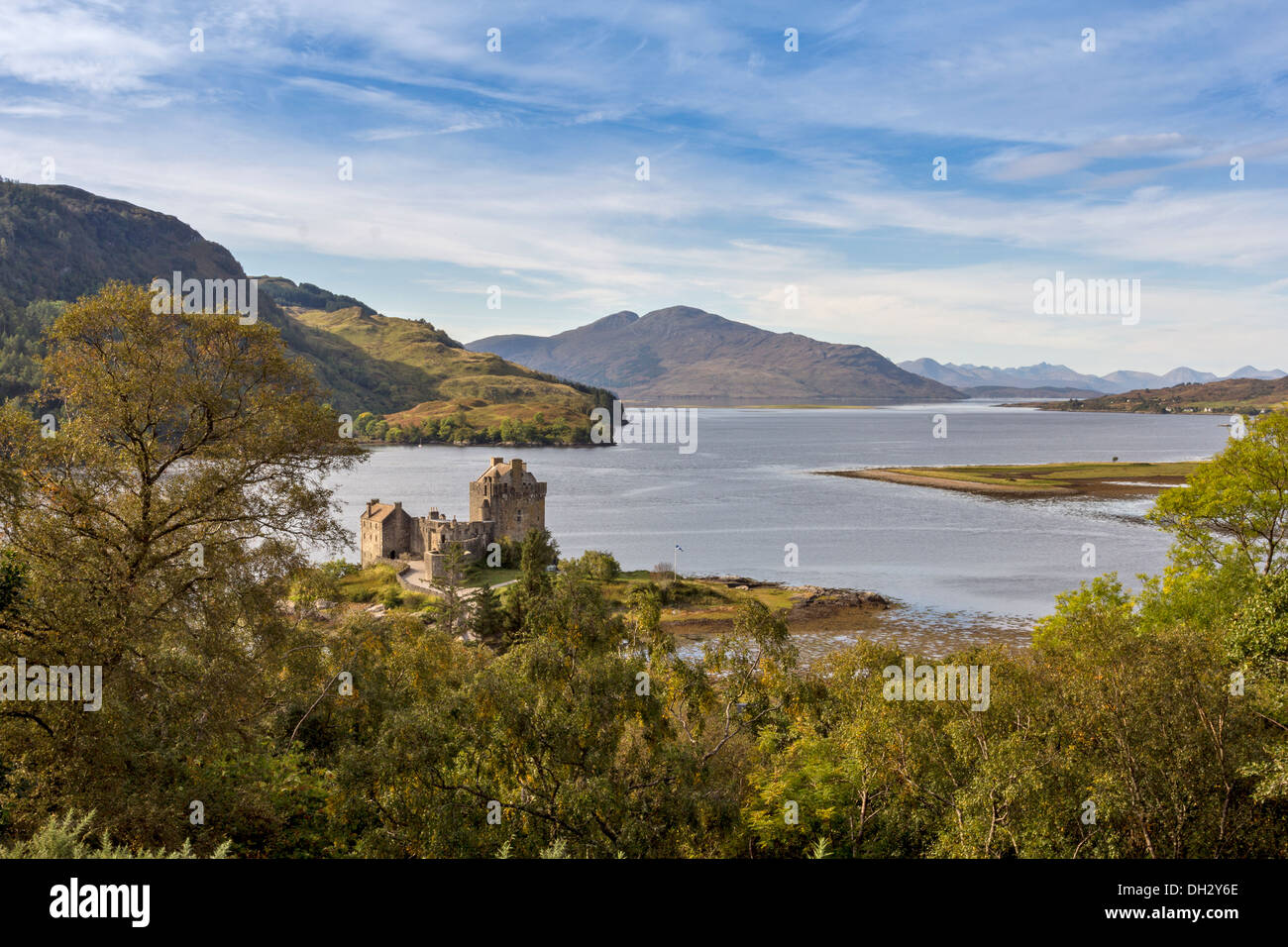EILEAN DONAN AND LOCH DUICH WITH CUILLIN MOUNTAIN RANGE IN THE DISTANCE WEST COAST HIGHLANDS SCOTLAND Stock Photo