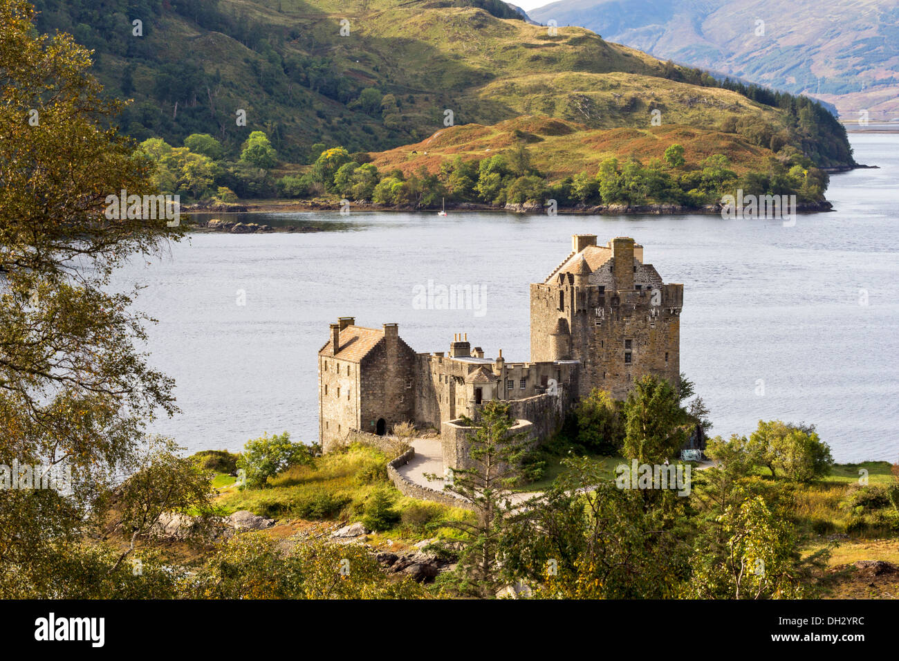 EILEAN DONAN IN EARLY AUTUMN WITH BIRCH TREES CHANGING COLOUR LOCH DUICH IN THE BACKGROUND WEST COAST HIGHLANDS SCOTLAND Stock Photo