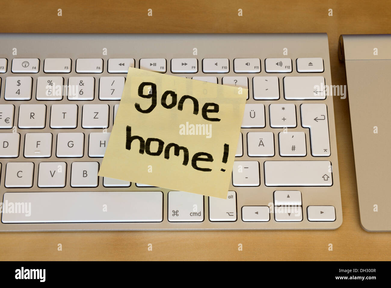 'Gone home' note on computer keyboard Stock Photo