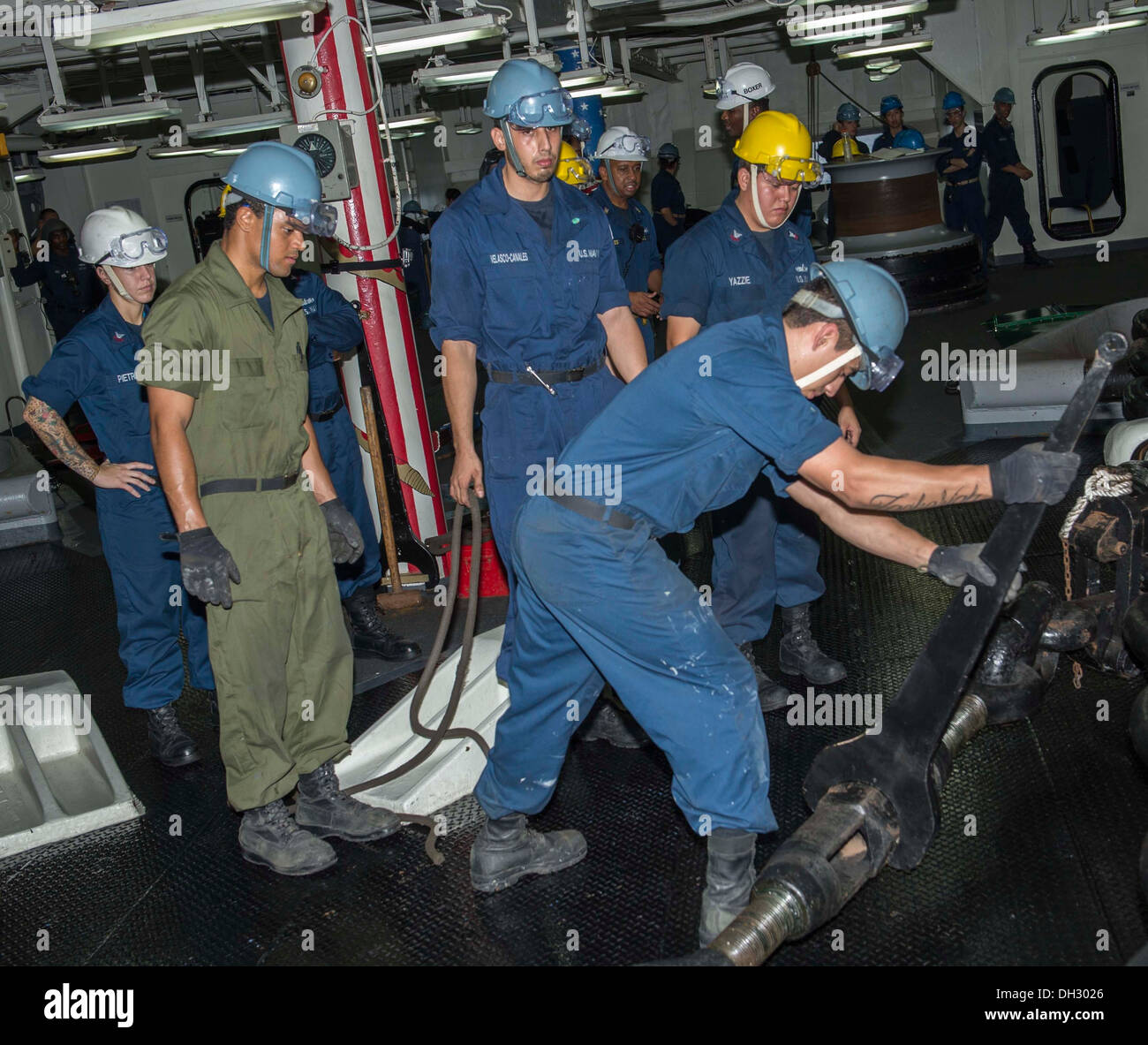 ARABIAN SEA (Oct 24, 2013) Sailors loosen a turnbuckle on a pelican hook in the fo’c’sle of the amphibious assault ship USS Box Stock Photo