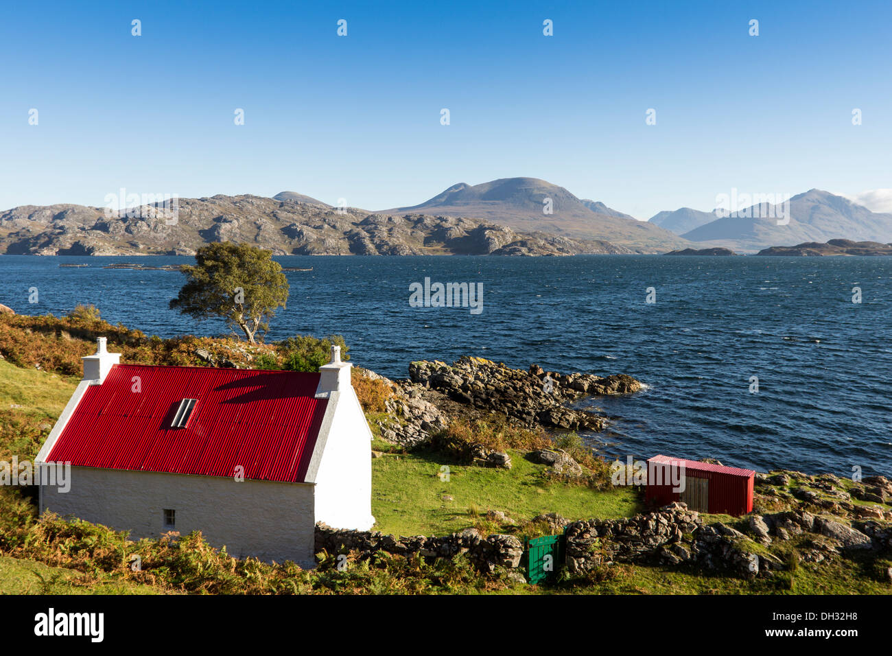 RED ROOF AND WHITE HOUSE ON SHORE OF LOCH TORRIDON WEST COAST SCOTLAND Stock Photo