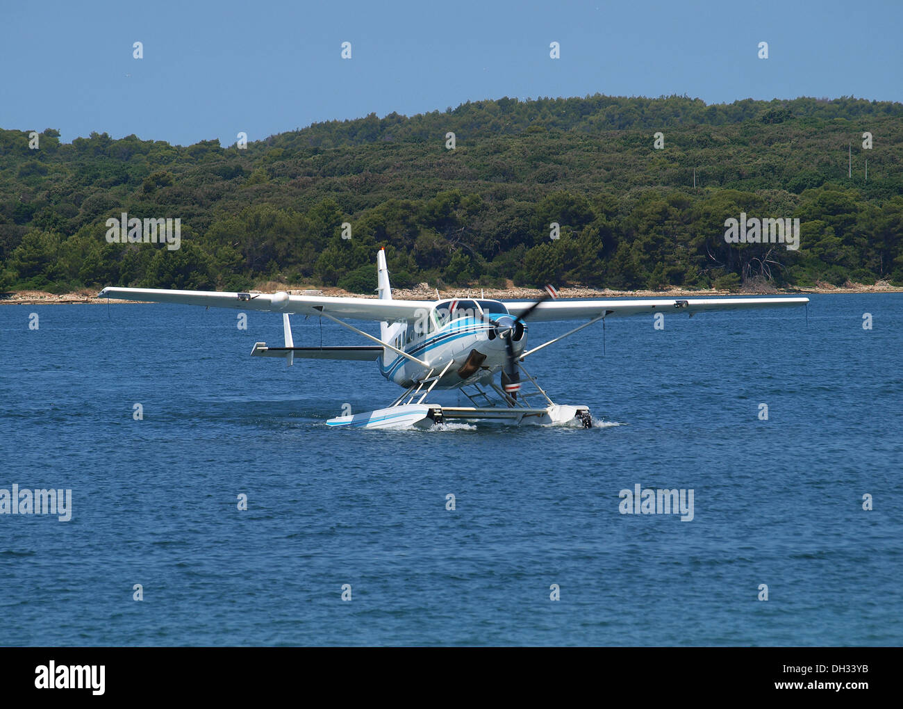 Plane landing on water hi-res stock photography and images - Alamy