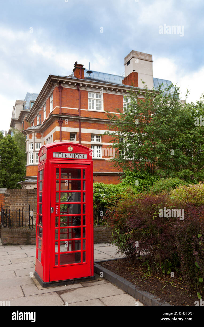 Traditional british red public telephone box hires stock photography