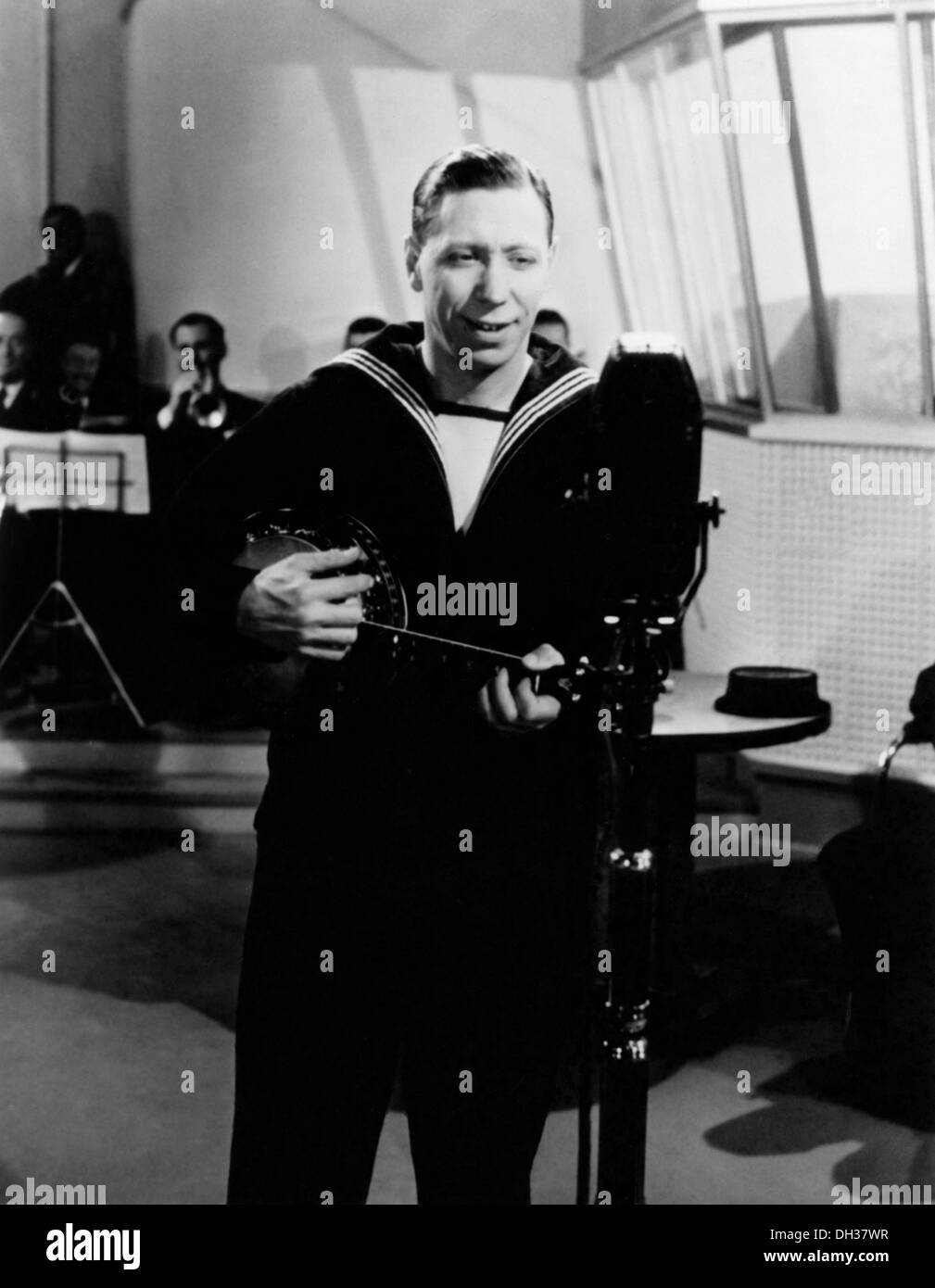 BELL BOTTOM GEORGE 1944) GEORGE FORMBY, ANNE FIRTH, MARCEL VARNEL DIR) BBG 003 MOVIESTORE COLLECTION LTD Stock Photo