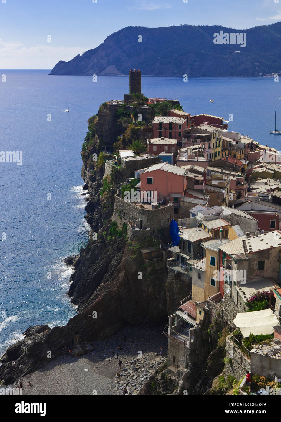 A view of the town and bay of Vernazza, Cinque Terre, Italy Stock Photo
