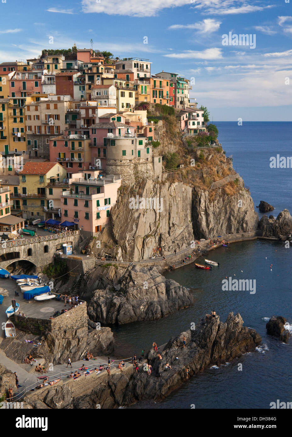 The harbour and cliff side town of Manarola, Cinque Terre, Italy Stock Photo