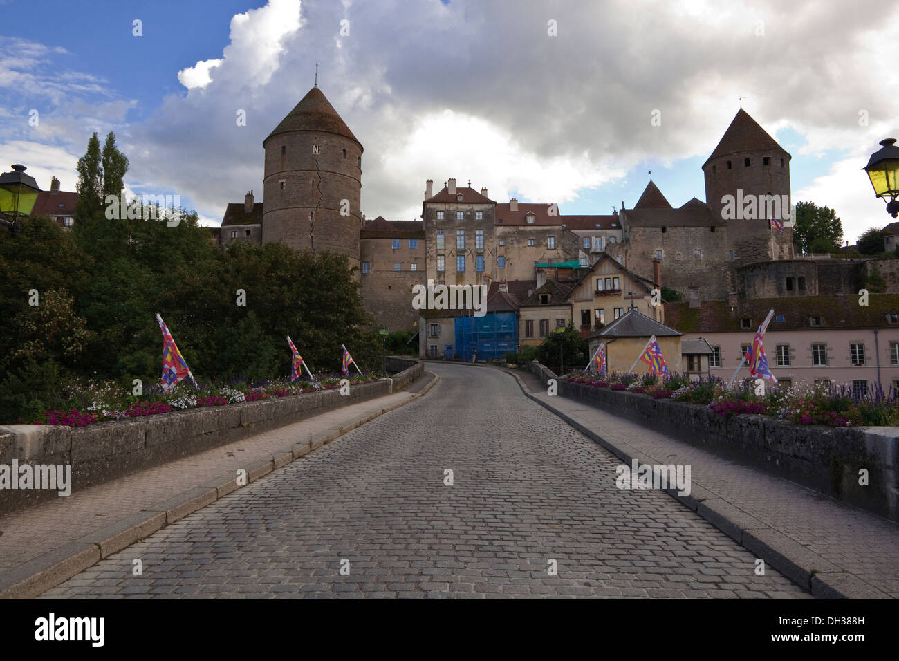 French medieval flag hi-res stock photography and images - Alamy