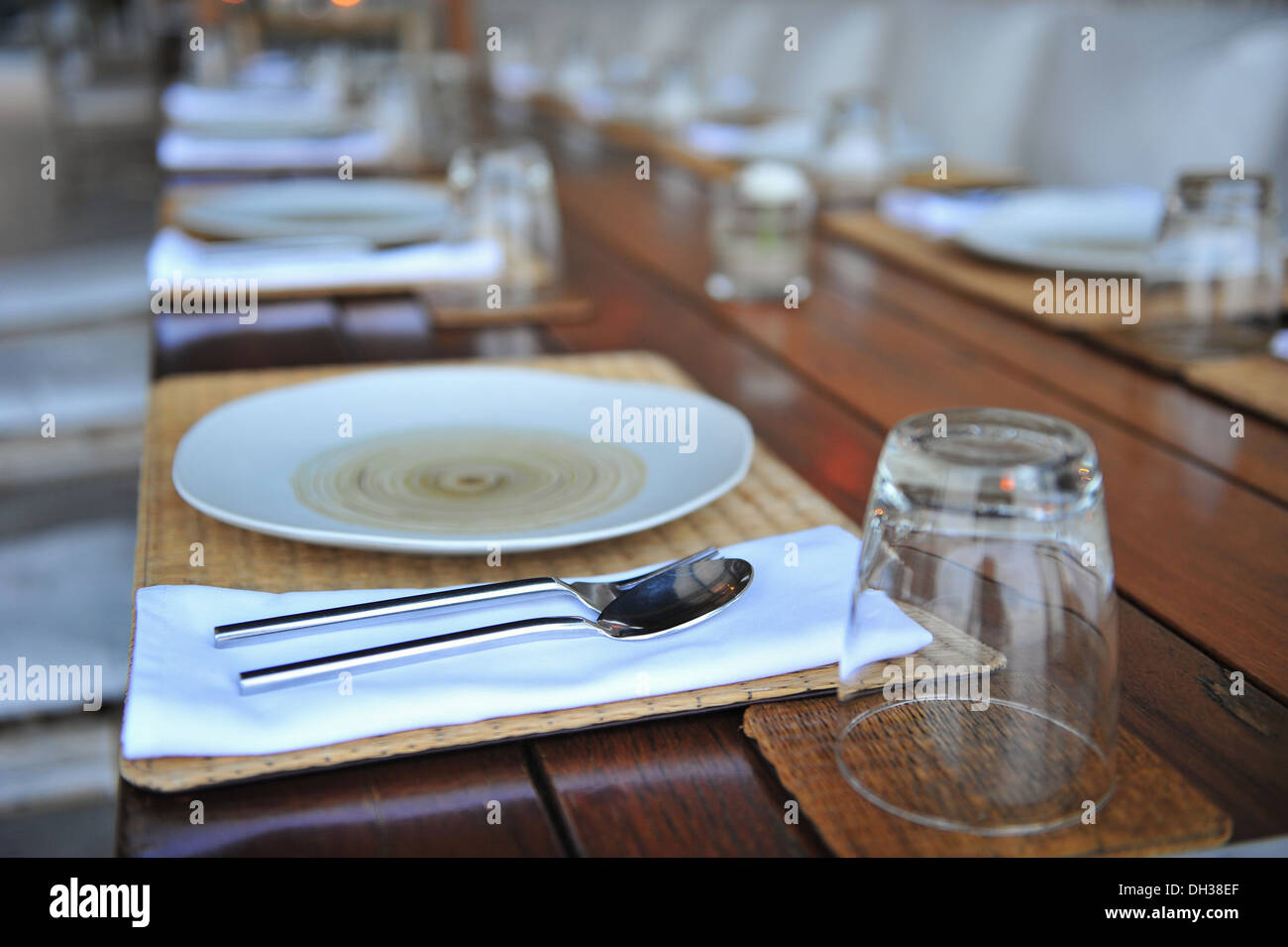 Dinner plate setting Stock Photo - Alamy