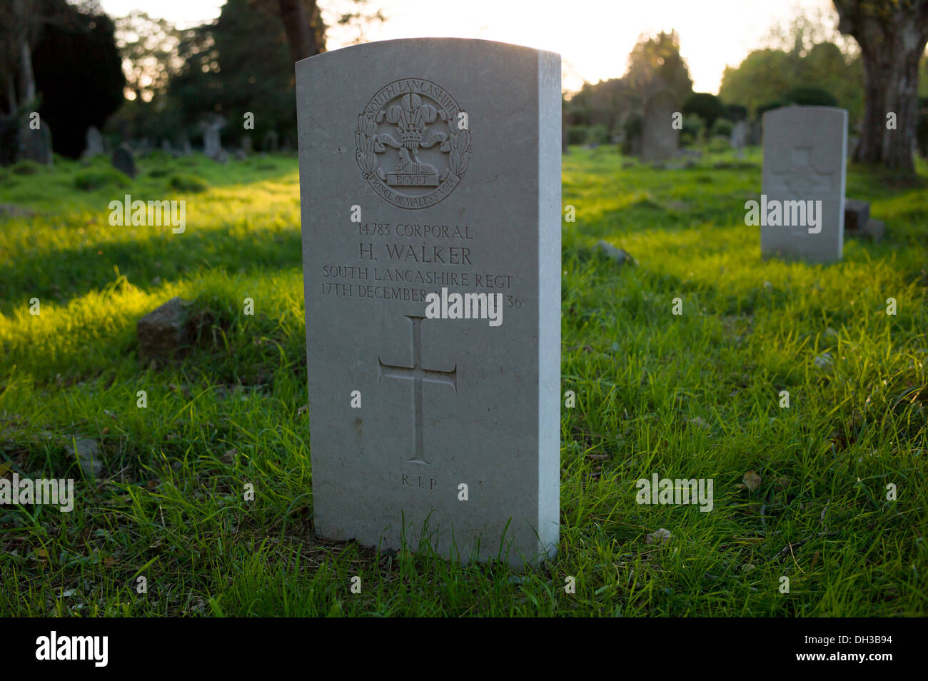 The Grave of H Walker of the South Lancashire regt who died on the 17th December 1914 amongst the graves at Hill lane cemetery Stock Photo