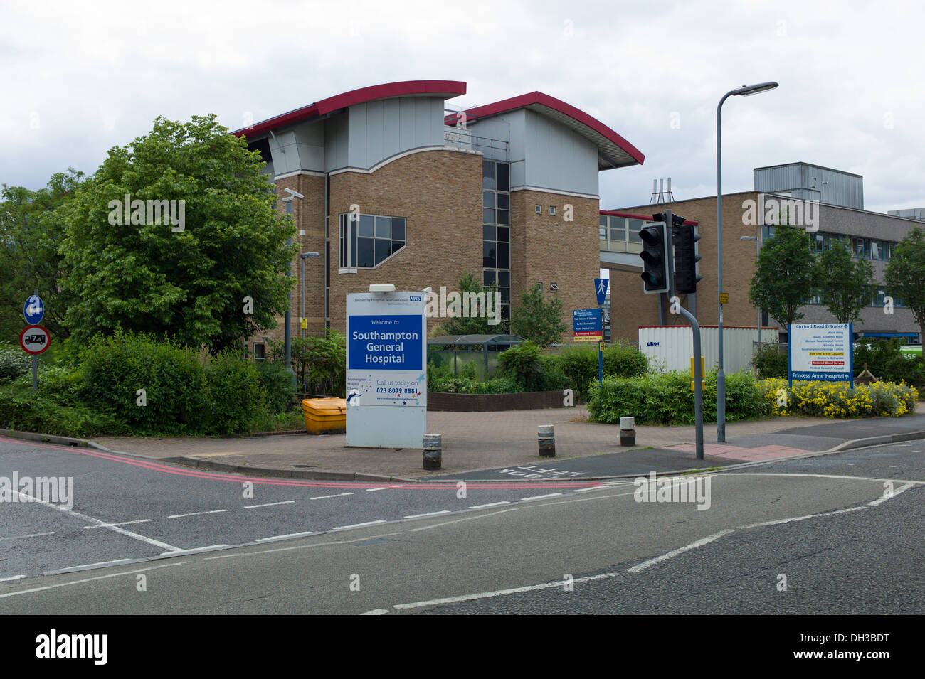 Southampton General Hospital looking at Tenovus building Stock Photo