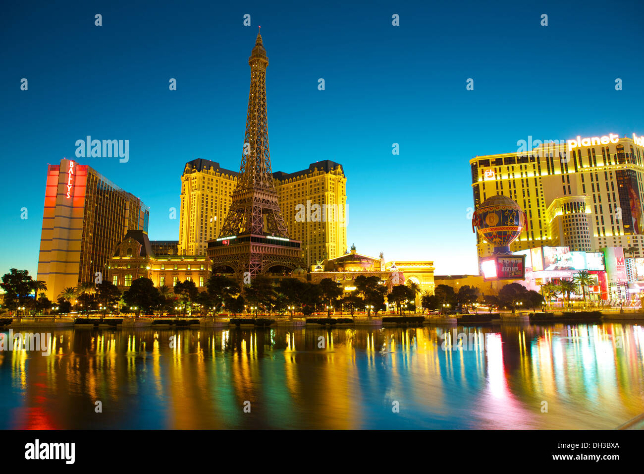 The Bellagio Lake, The Strip And The Las Vegas Skyline At Sunrise Stock ...
