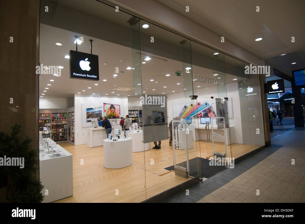 apple reseller computer computers store expert experts stores iphone i phone retail retailer retailers approved i pod ipod ipad Stock Photo