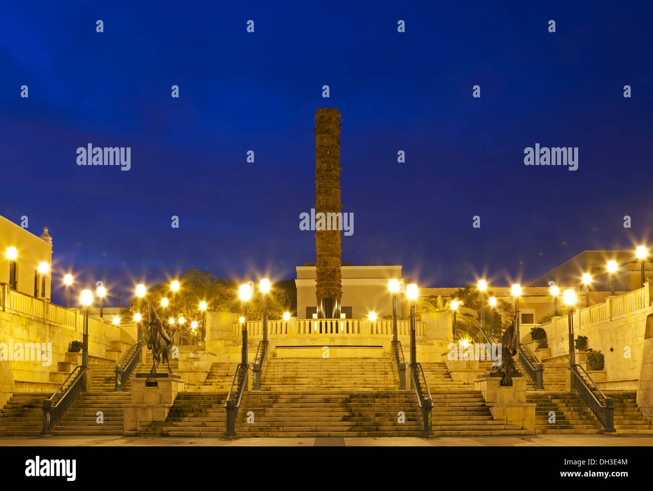 Plaza del Quinto Centenario/Plaza of the Fifth Centennial at twilight