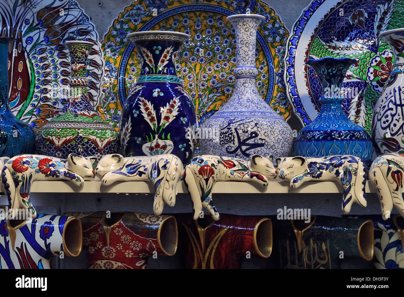 Ceramics, Kapalı Çarşı (Covered Bazaar), Istanbul, Turkey 130916 31589 Stock Photo