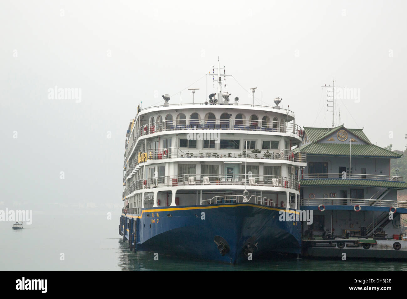 Yangtze river cruise hi-res stock photography and images - Alamy