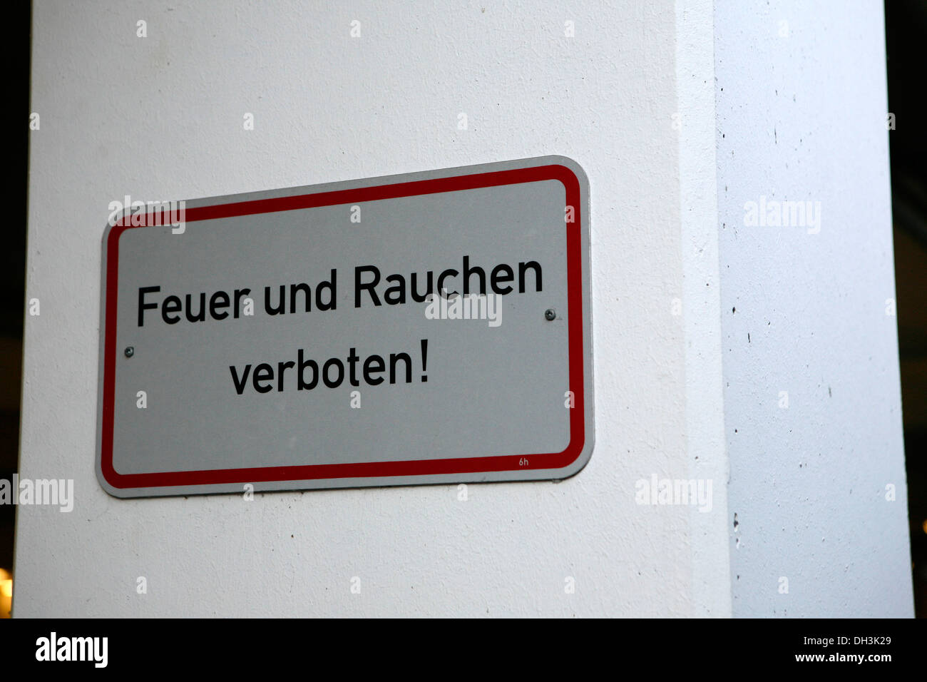 Sign 'Feuer und Rauchen verboten', German for 'fire and smoking prohibited', underground car park, Koeln-Arcaden shopping centre Stock Photo