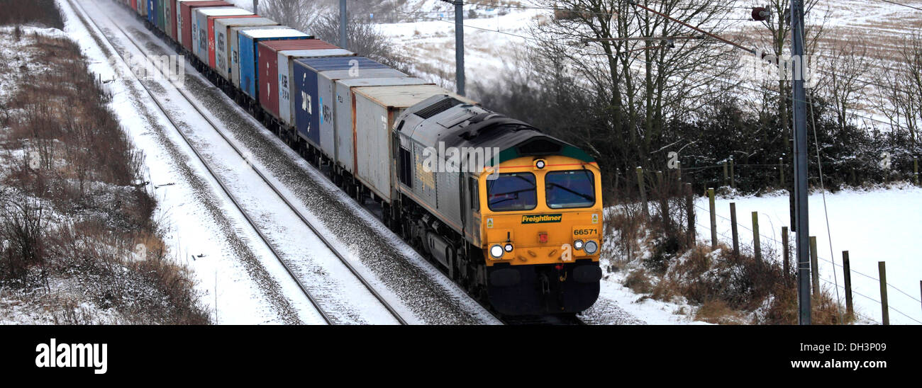 Freightliner trains 66571 Diesel Powered Freight Train, pulling containers, East Coast Main Line Railway, Cambridgeshire England Stock Photo