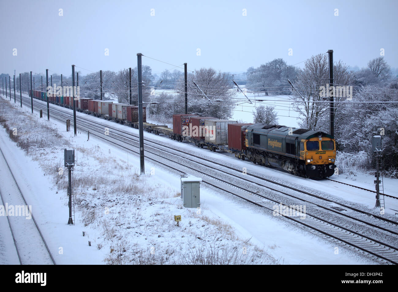 Freightliner trains operating company, 66572 Diesel Powered Freight Train, pulling containers East Coast Main Line, Peterborough Stock Photo