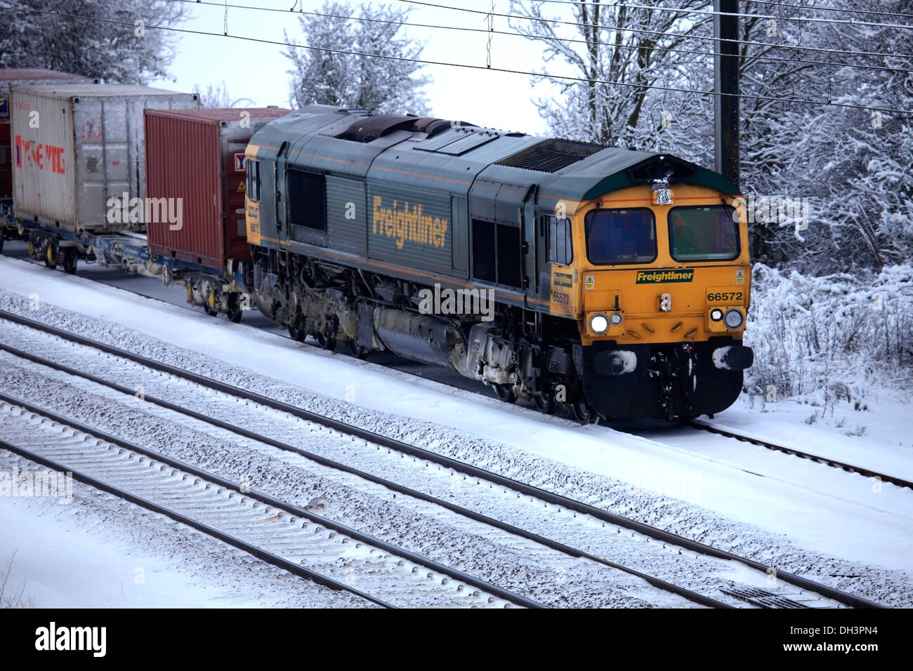 Freightliner trains operating company, 66572 Diesel Powered Freight Train, pulling containers East Coast Main Line, Peterborough Stock Photo