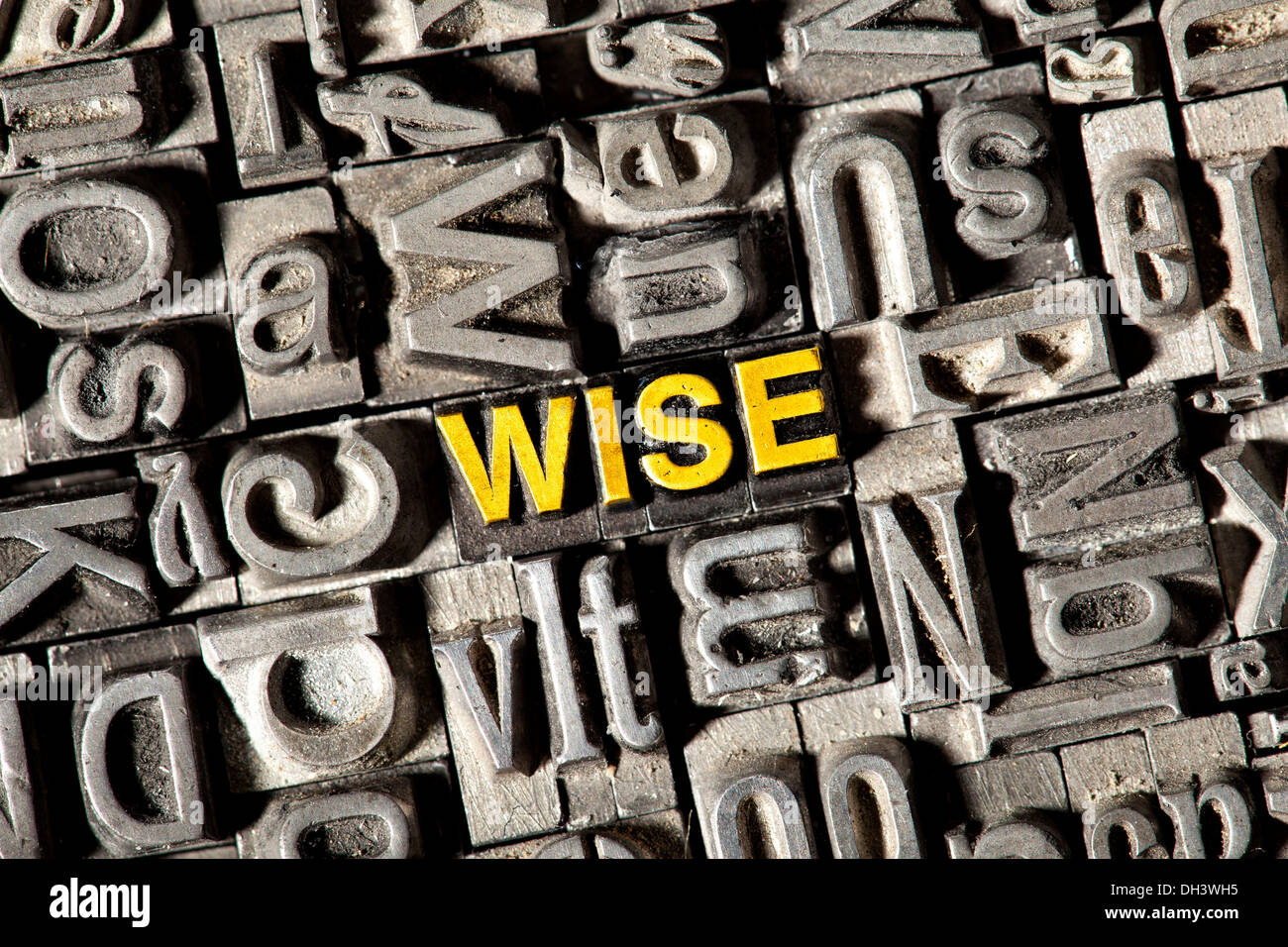 Old lead letters forming the word 'wise' Stock Photo