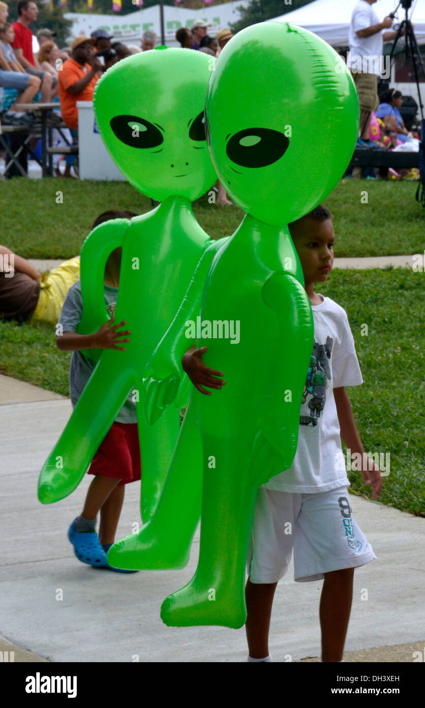 Green aliens hi-res stock photography and images - Alamy