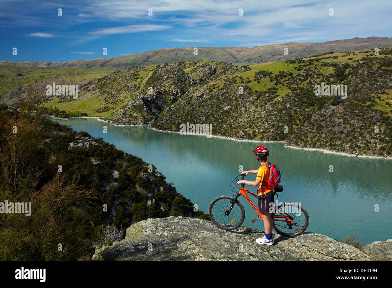 Mountain biker above Lake Roxburgh on Roxburgh Cycle and Walking