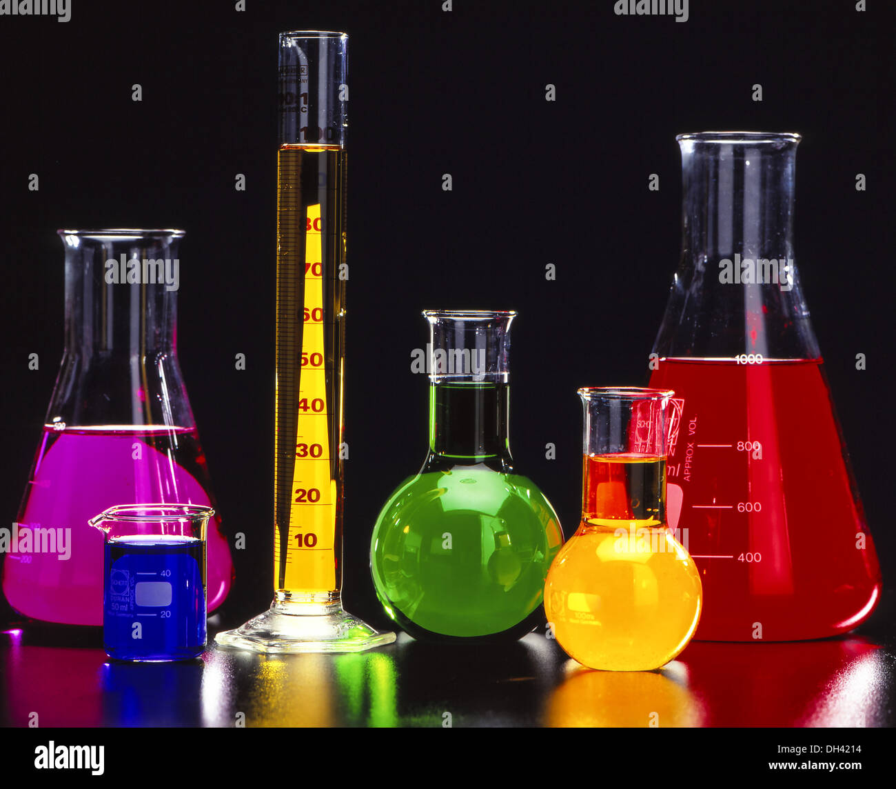Bunte Chemikalien in einem Labor Stock Photo