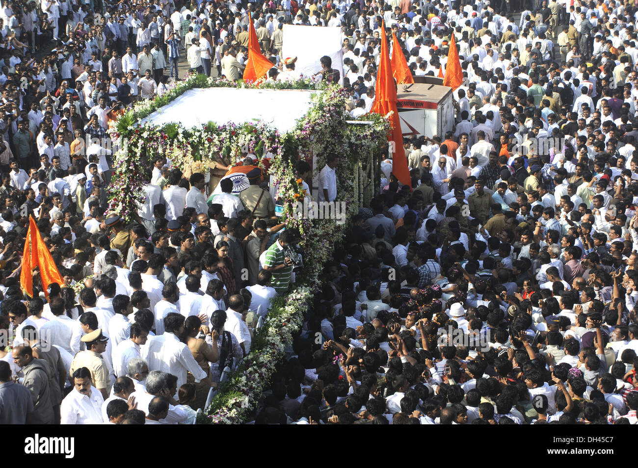 Crowd at funeral procession of Balasaheb Thackeray Bombay Mumbai Maharashtra India Asia Indian politician Bal Thackeray Stock Photo