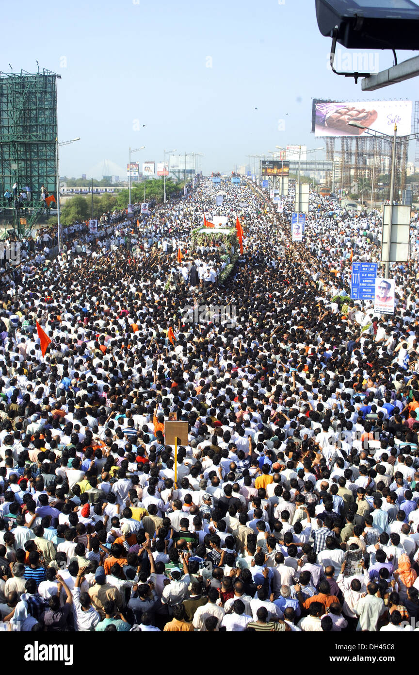 funeral procession crowd Balasaheb Thackeray mumbai maharashtra India Stock Photo