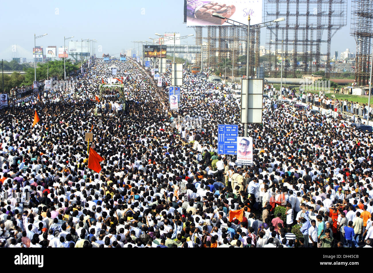 Funeral Procession crowd for Balasaheb Thackeray on Bandra flyover mumbai maharashtra India Stock Photo