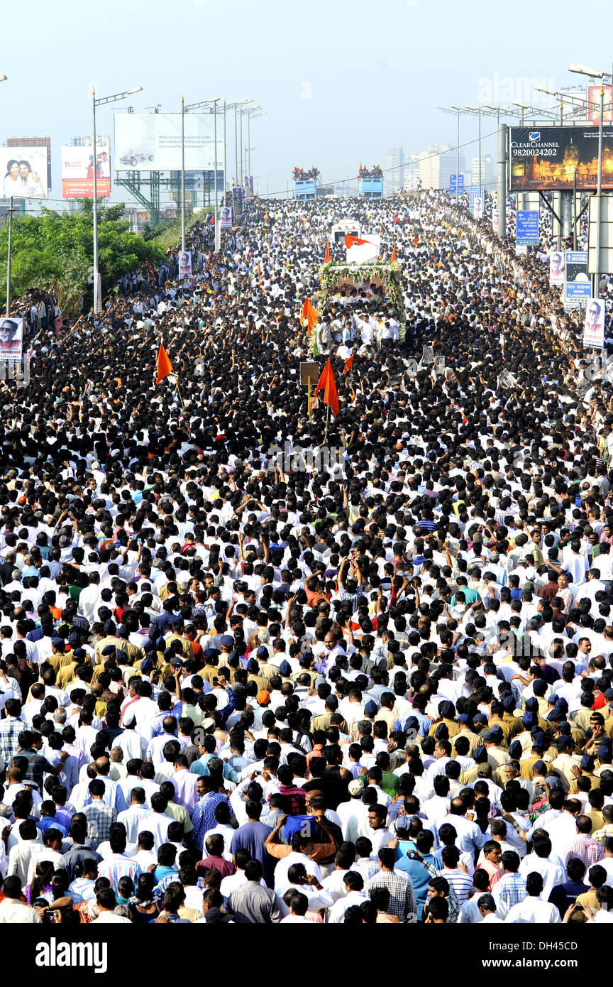 Funeral Procession crowd Balasaheb Thackeray on Bandra flyover mumbai maharashtra India Stock Photo
