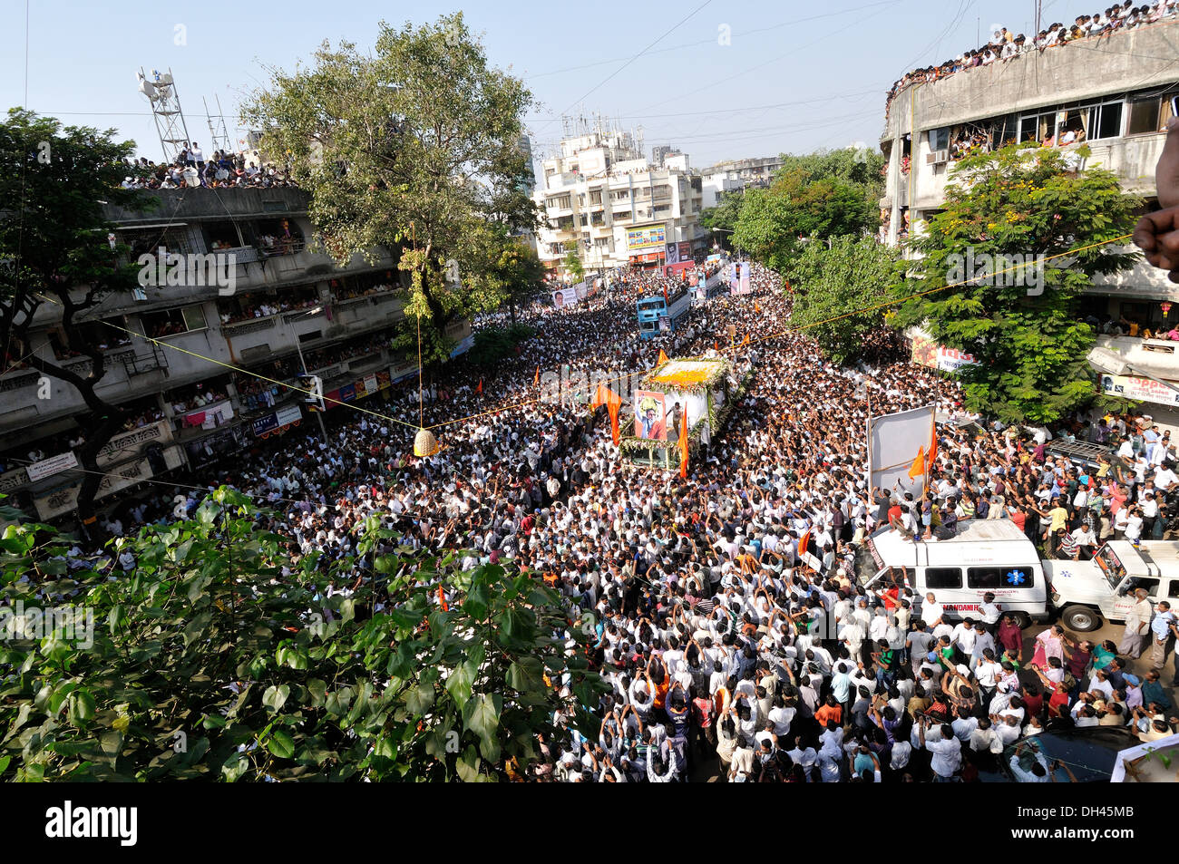 Balasaheb Thackeray Funeral Procession Crowd at dadar road mumbai maharashtra india November 2012 Stock Photo