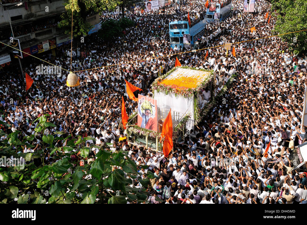 Balasaheb Thackeray Funeral Procession truck and crowds on road at dadar mumbai maharashtra india November 2012 Stock Photo