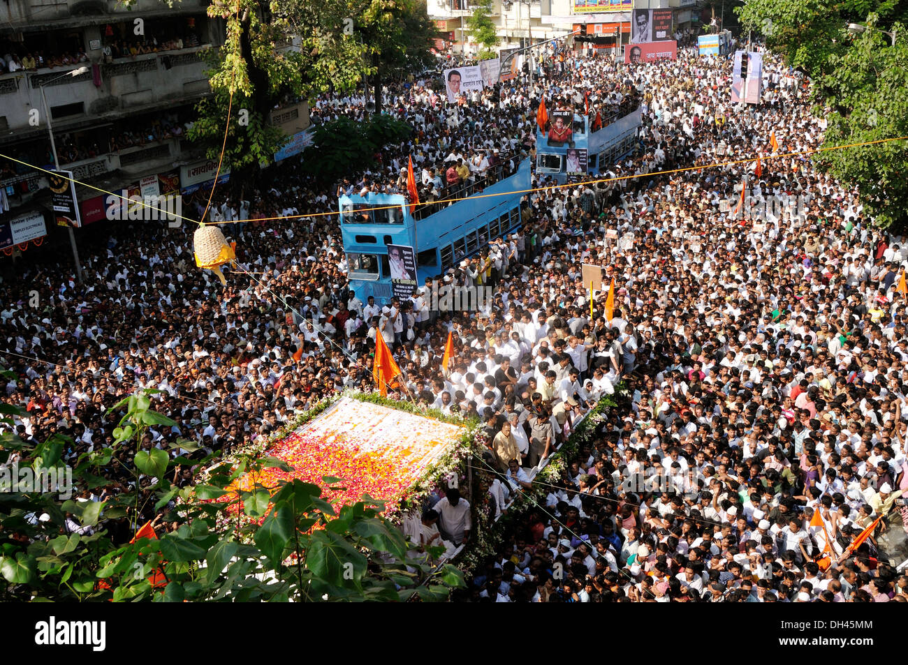 Balasaheb Thackeray Funeral Procession Crowd on road at dadar mumbai maharashtra india November 2012 Stock Photo