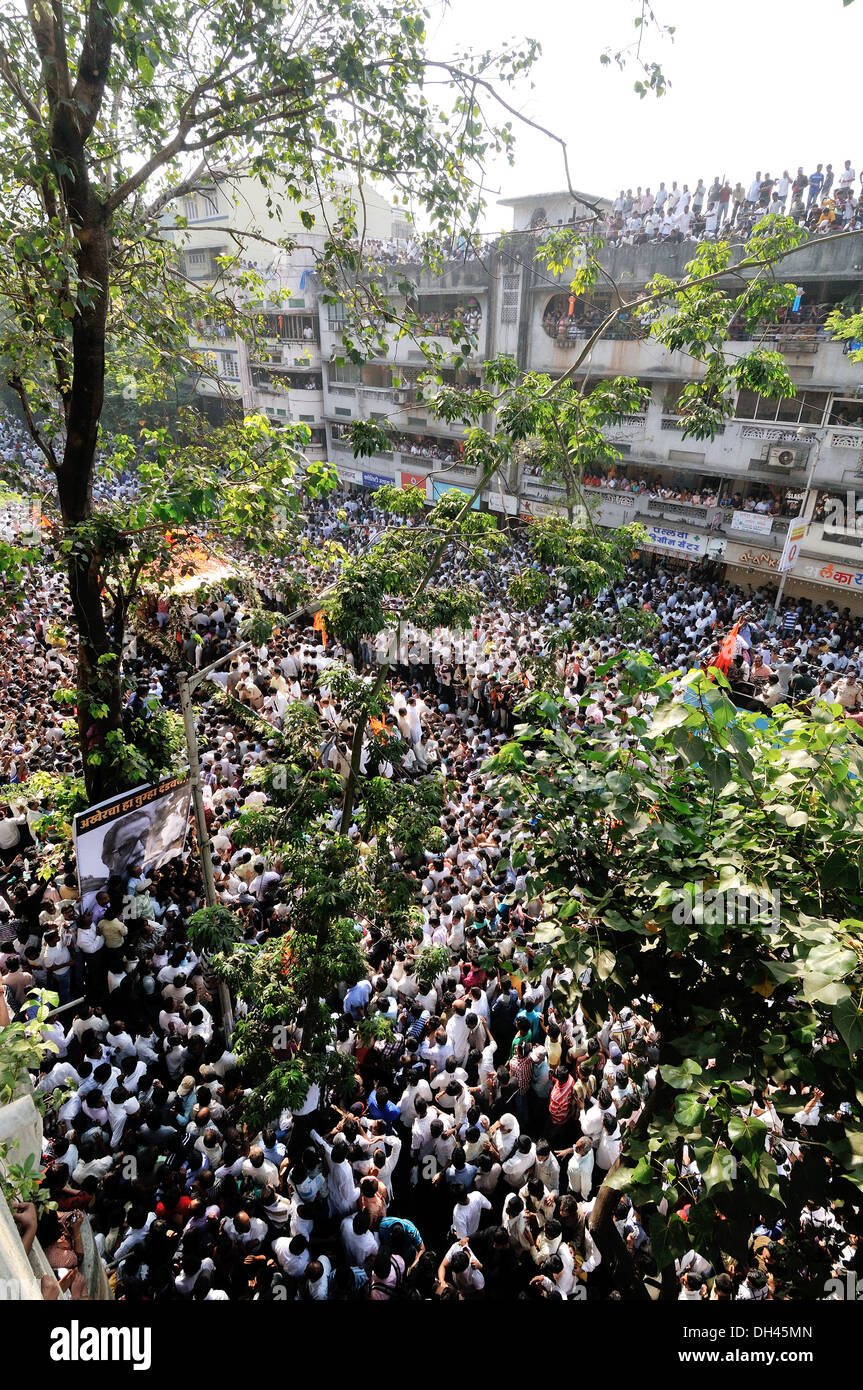 Balasaheb Thackeray Funeral Procession Crowd dadar mumbai maharashtra india November 2012 Stock Photo
