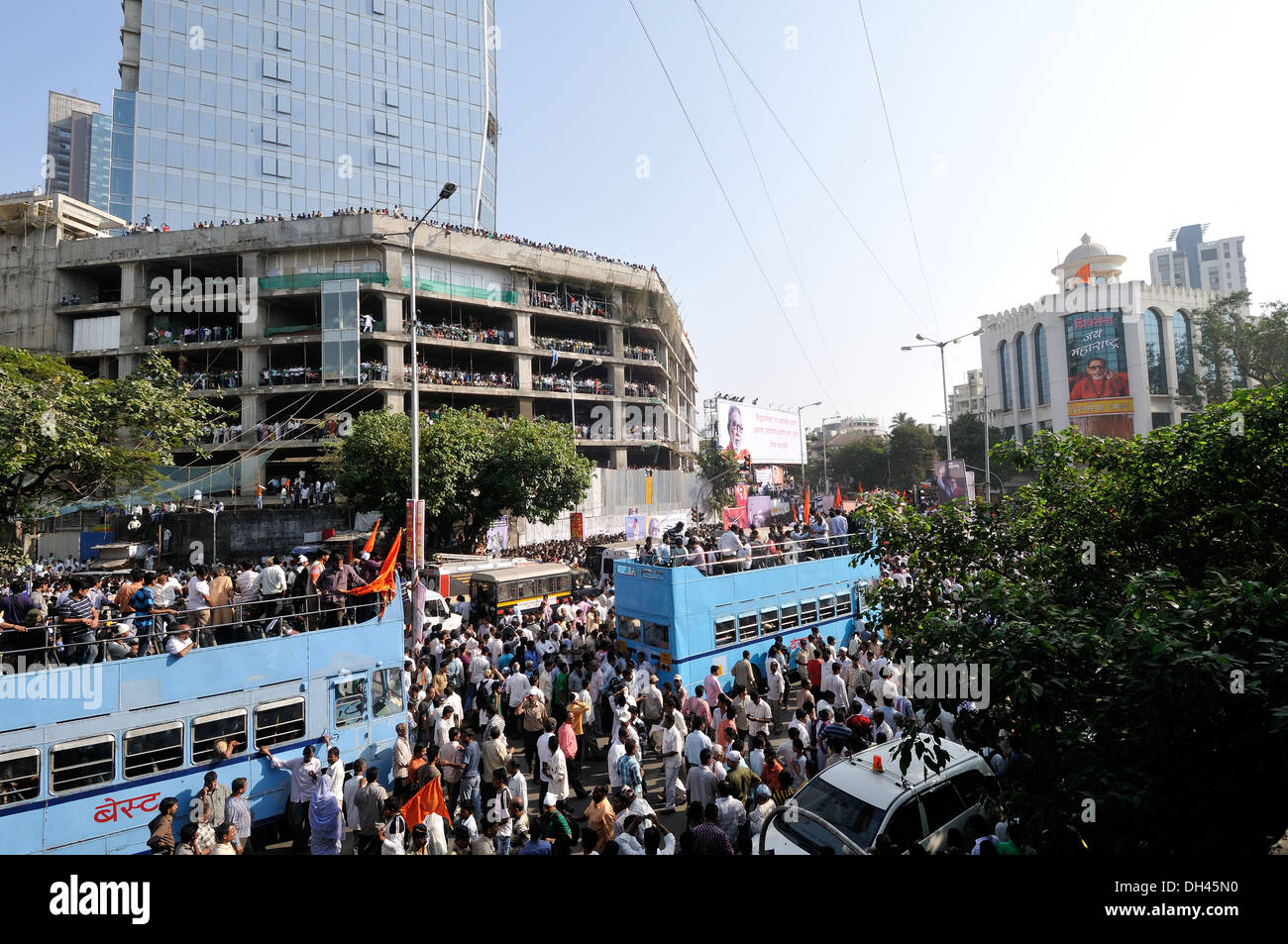 Balasaheb Thackeray Funeral Procession Crowd at dadar mumbai maharashtra india November 2012 Stock Photo