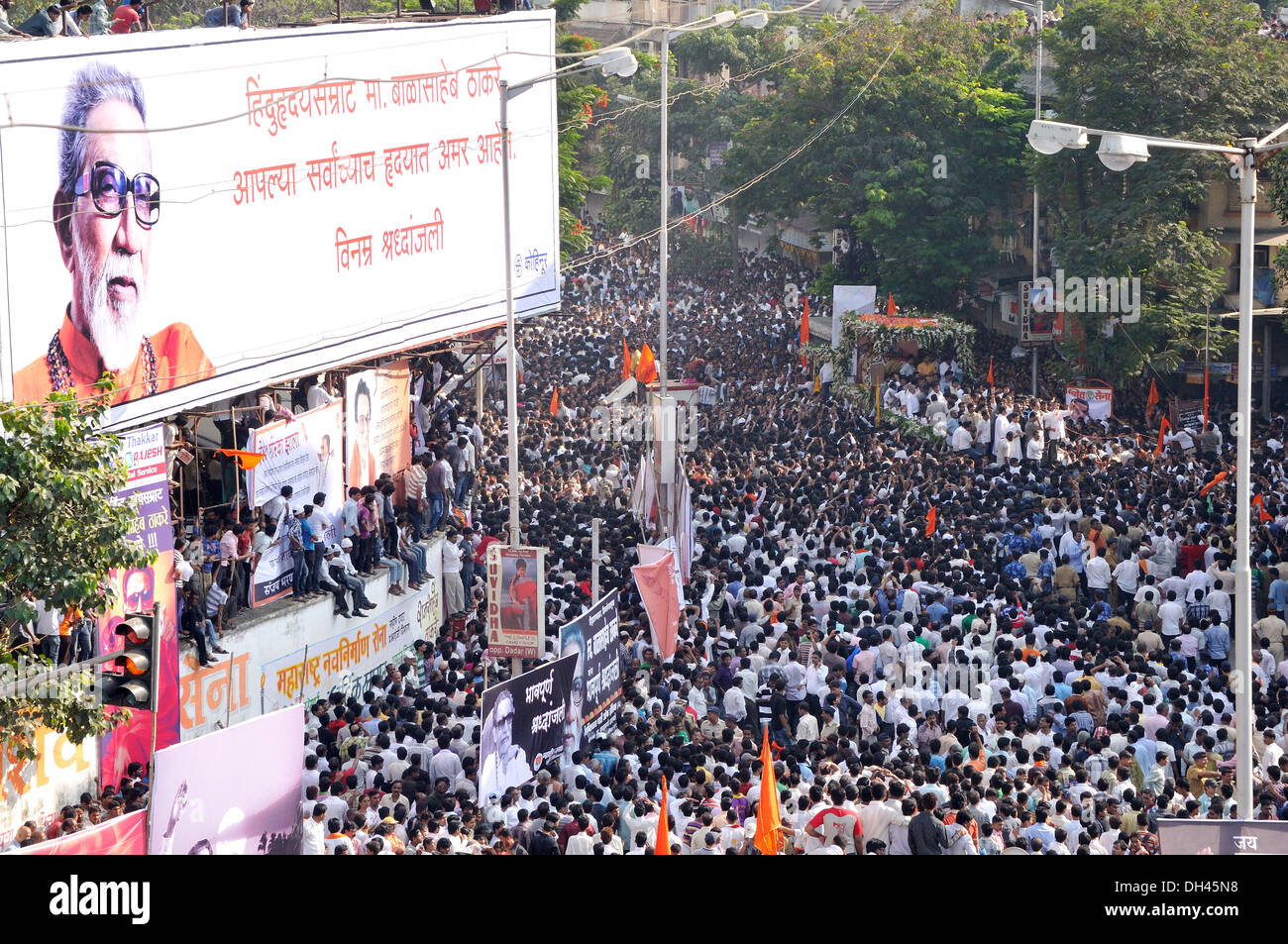 Balasaheb Thackeray Funeral Procession Crowd on road at Dadar mumbai maharashtra india November 2012 Stock Photo
